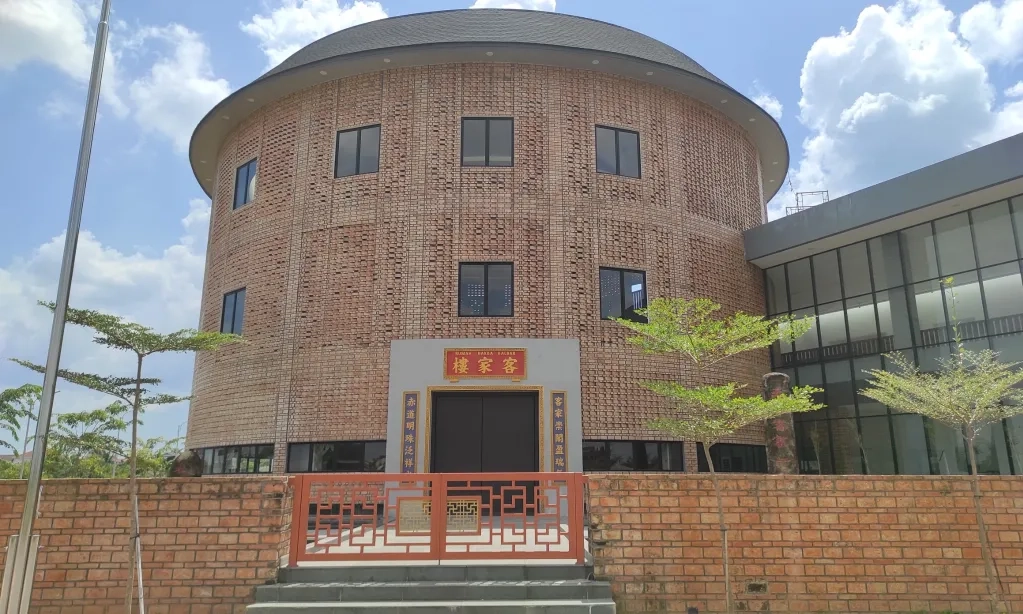 <p>Rumah Hakka Tulou, Ikon Wisata Budaya Baru Di Kalimantan Barat</p>