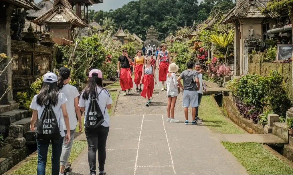 <p id="isPasted">Indonesia Tawarkan Investasi Parekraf Hijau Bali Ke Singapura</p>