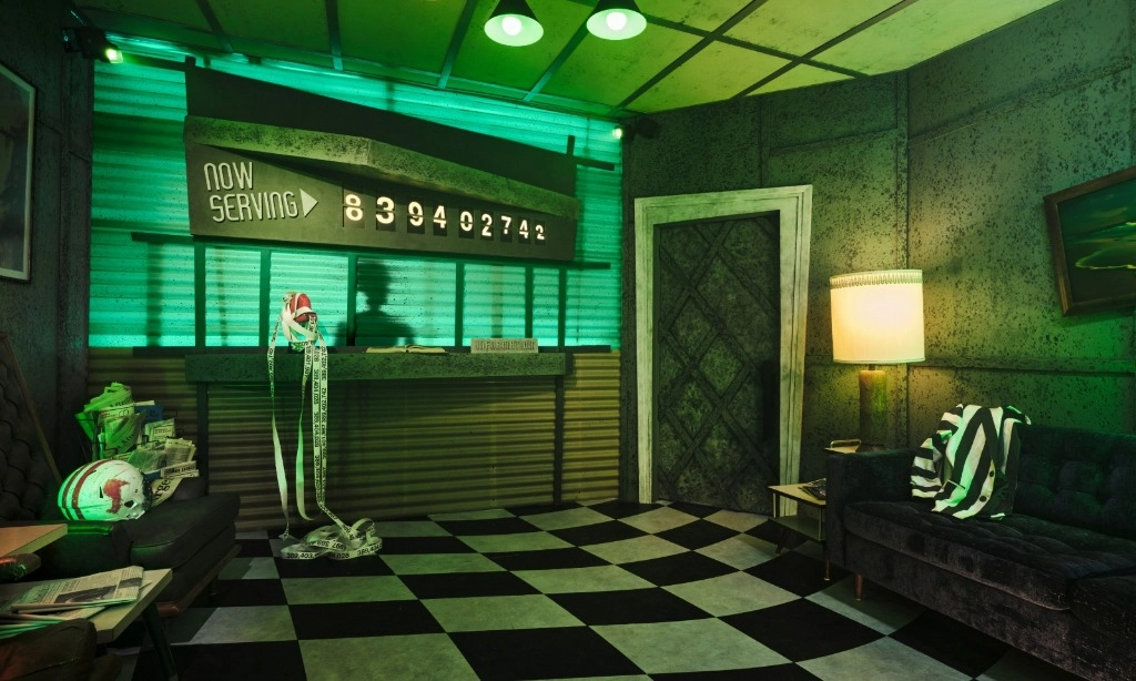 <p>Menikmati Aura Mistis Saat Bermalam Di Kediaman Delia Deetz</p>