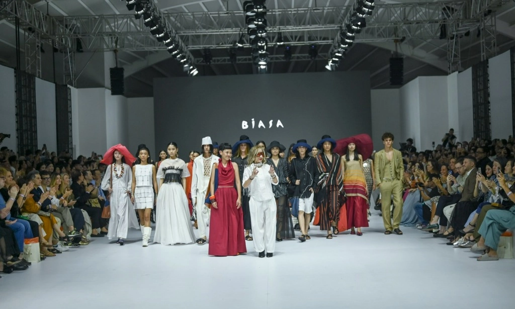 <p>Rhapsody, Koleksi Perayaan 30 Tahun Biasa &nbsp;</p>