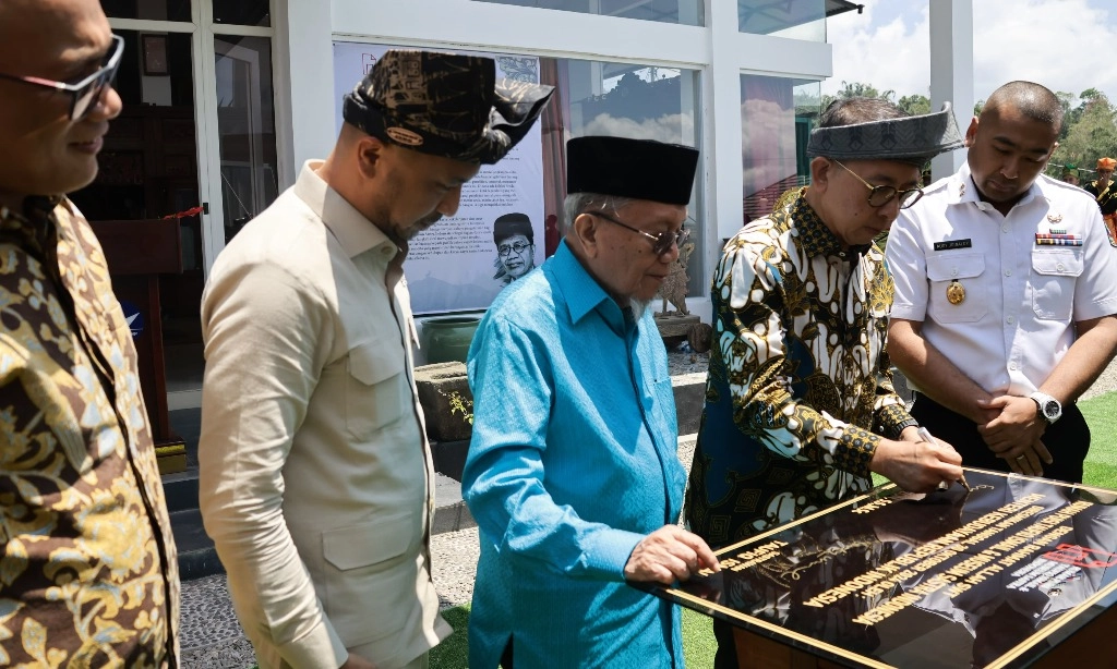 <p>Rumah Puisi Taufiq Ismail Diresmikan Jadi Museum Sastra Indonesia</p>