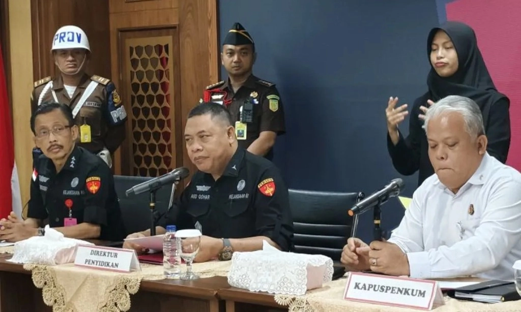 <p>Penyidik Blokir Rekening Zarof Ricar dan Keluarga</p>