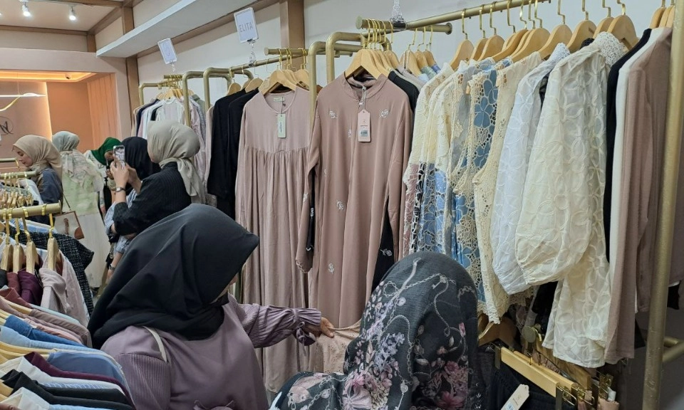 <p>Busana Layering Dan Hijab Segi Empat Masih Jadi Tren Di 2025</p>