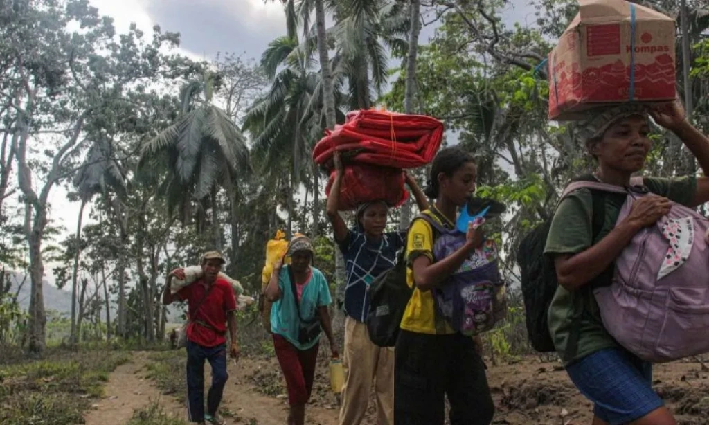 <p>BNPB Pindahkan Dua Lokasi Pengungsian Erupsi Lewotobi Di Sikka</p>