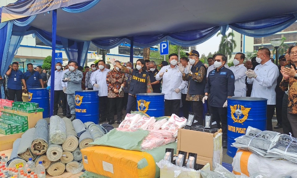 <p id="isPasted">Modus Misdeklarasi Dan Pita Cukai Palsu, Pemerintah Musnahkan Barang Selundupan Puluhan Miliar</p>