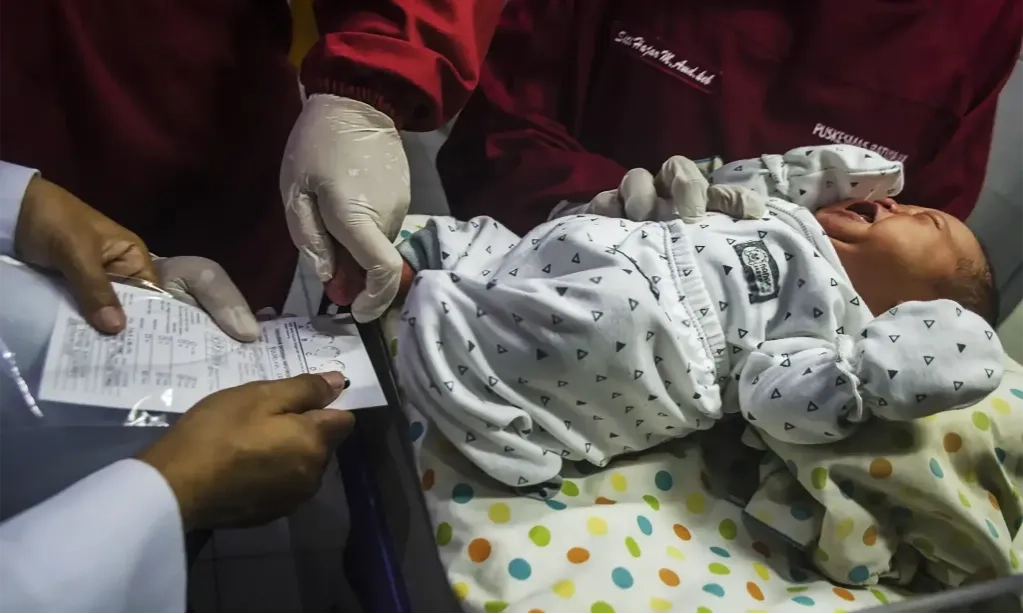 <p>Hati-Hati, Mencium Bayi Bisa Bikin Bayi Kena Infeksi</p>