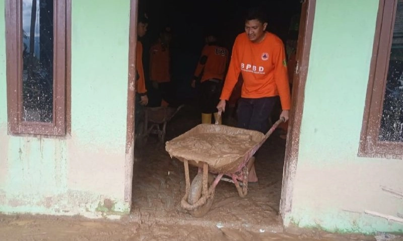 <p>Ribuan Warga Tapsel Terdampak Banjir Bandang</p>