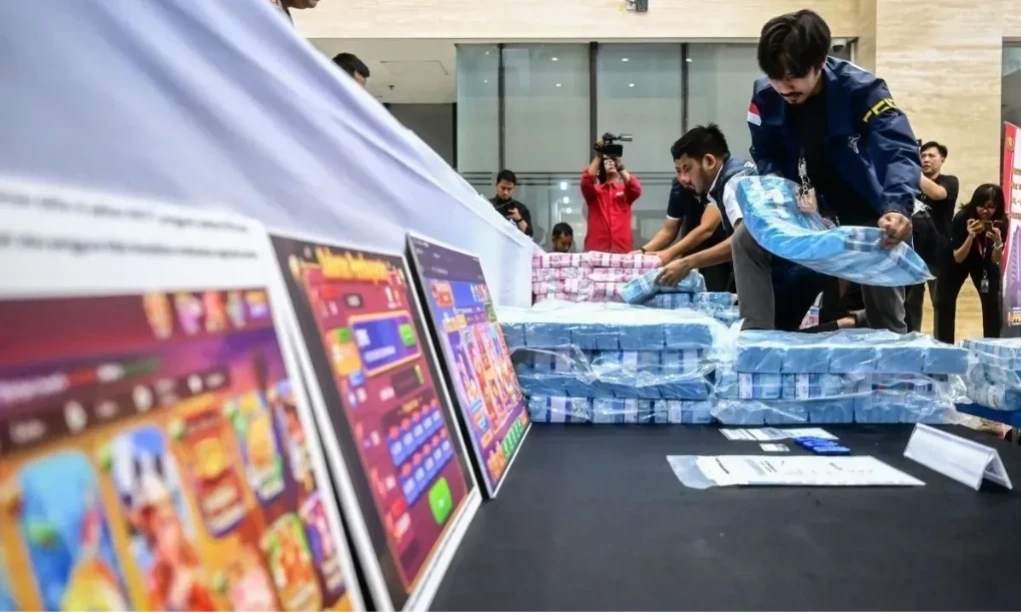 <p dir="ltr" id="isPasted">Anggota DPR Usul TNI Tangani Judi <em>Online</em>: 20% Hasil Gerebek Bisa Buat Alutsista</p>