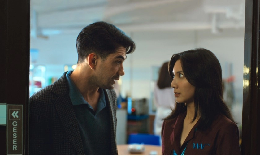 <p><em id="isPasted">The Most Beautiful Girl in the World, </em>Reuni Reza Rahadian - Sheila Dara Aisha&nbsp;</p>