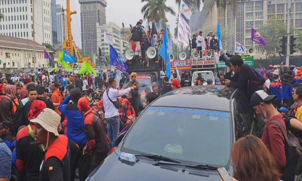 <div dir="auto" id="isPasted">Pemerintah Pelit Patok UMP 2025, Ekonom: Idealnya Minimal Naik 8,7%</div>