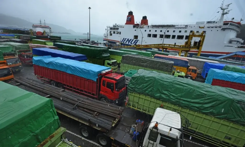 <p>Cuaca Ekstrem, Penyeberangan Bakauheni &ndash; Merak Ditutup Sementara</p>