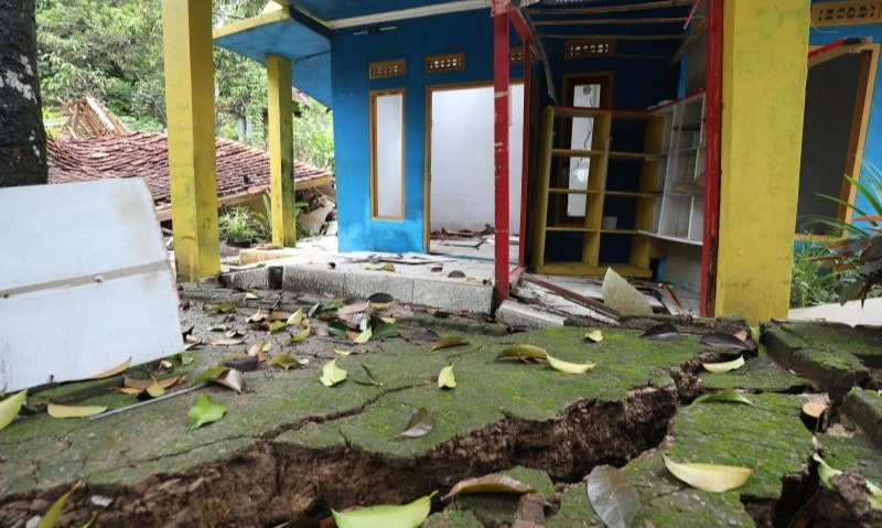 <p>BNPB Relokasi 242 Warga Terdampak Tanah Bergerak di Cianjur</p>