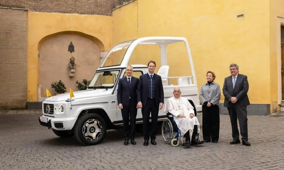 <p>Mercedes-Benz Serahkan Mobil Listrik Untuk Paus</p>