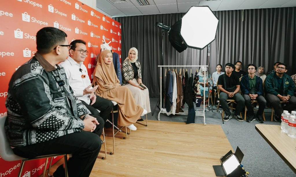 <p id="isPasted">Jadi <em>Host&nbsp;</em>Shopee Live, Mendag Dorong Penjualan UMKM Dalam Harbolnas 2024</p>
