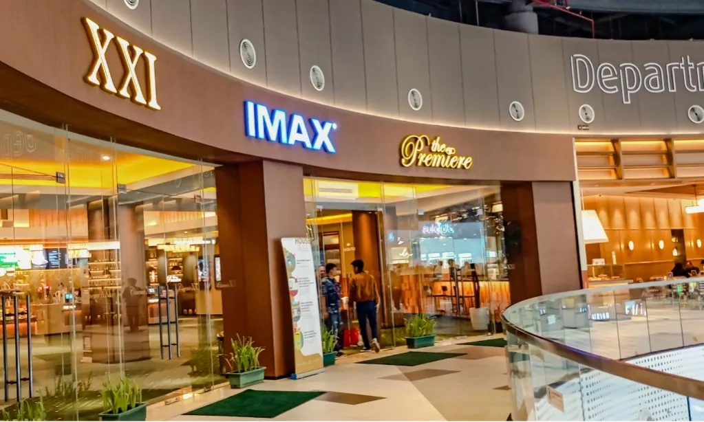 <p>Mengapa Bioskop Terletak Di Lantai Atas Mal?</p>