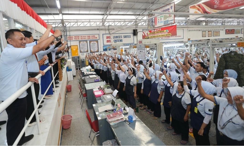 <p dir="ltr" id="isPasted">Airlangga Minta Sritex Tetap Jalankan Produksi Meski Kasasi Ditolak MA</p>