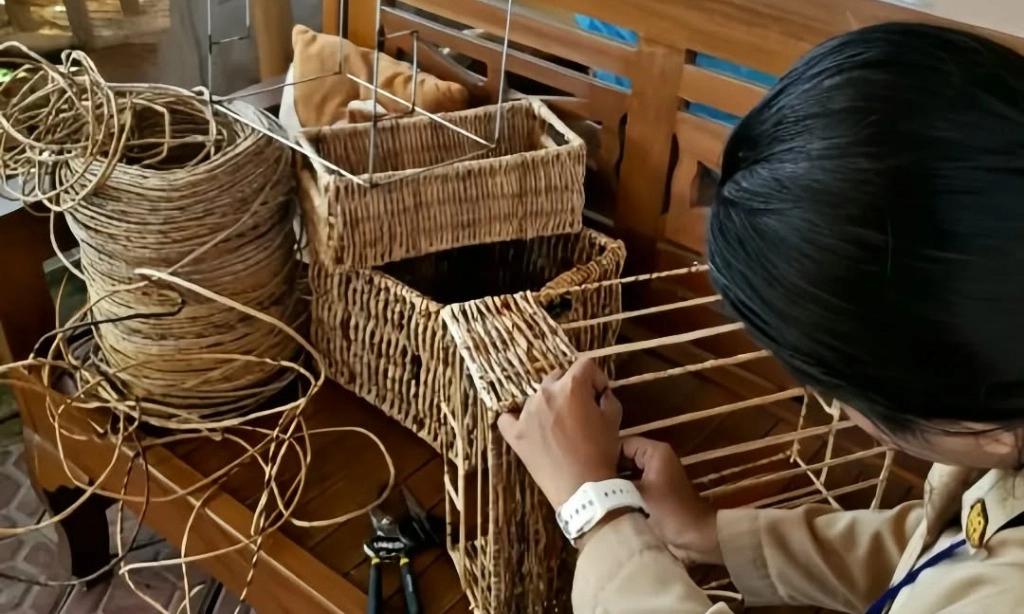 <p>Menyulap Pelepah Jadi Produk Yang <em>Wah</em></p>