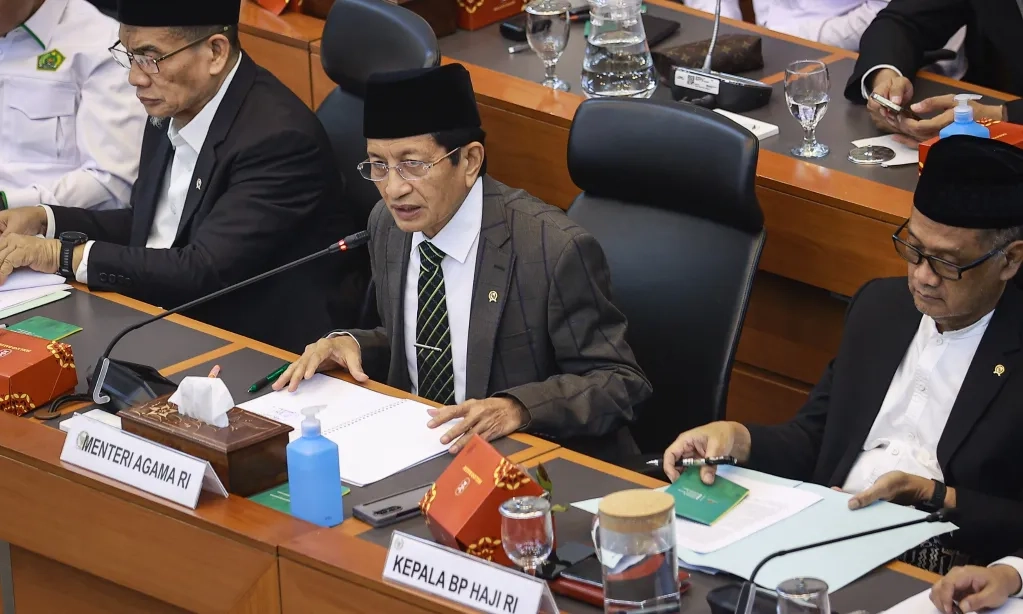 <p>DPR Kritik Niat Pemerintah Turunkan Biaya Haji 2025</p>