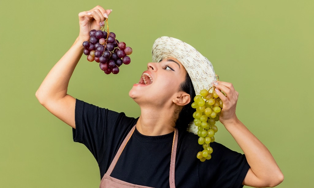 <p>Selisik Tradisi Unik Makan 12 Anggur Di Bawah Meja Saat Malam Tahun Baru</p>