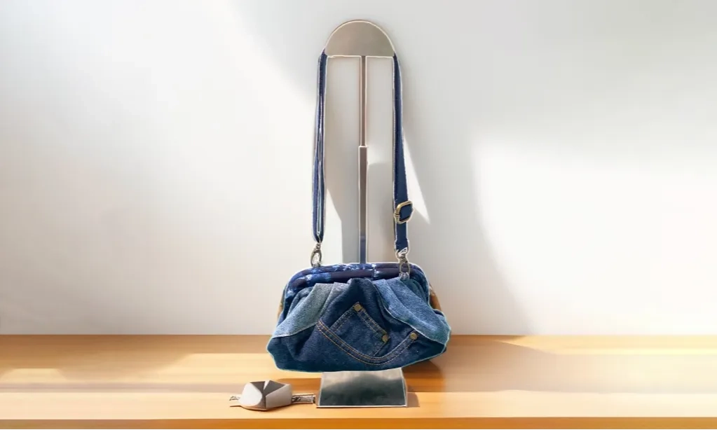 <p id="isPasted">D&rsquo;belel; Tas Jeans Bermotif Batik Ciprat Hasil <em>Upcycle</em></p>