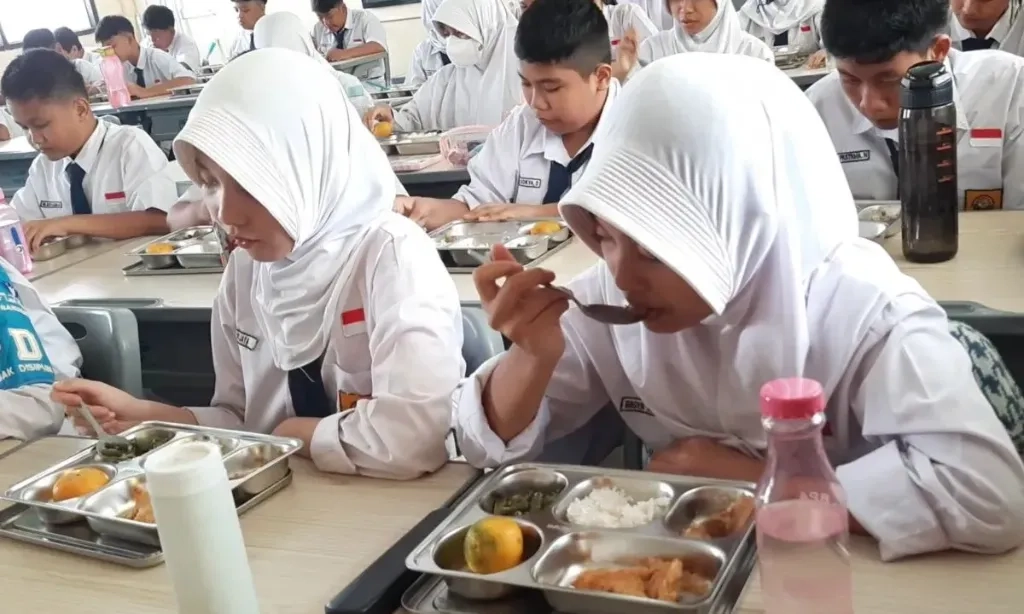 <p>Pemprov DKI Tegaskan MBG Tak Sasar Guru Maupun Warga Sekitar</p>