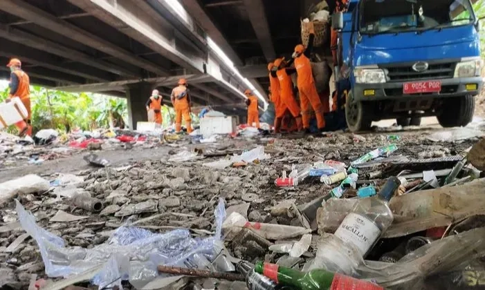 <p>Limbah Lapak Ilegal Kolong Tol Angke Bakal Diolah Jadi Pupuk Kompos</p>