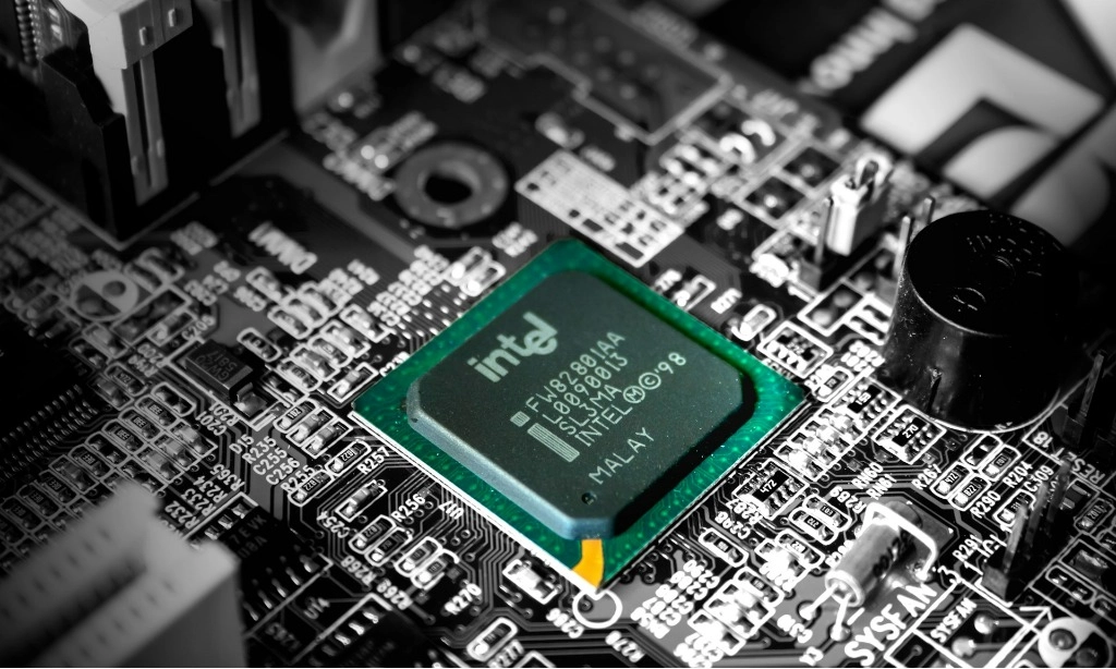 <p>Dorong Industri Semikonduktor, Polytron Dan ICDEC Latih Mahasiswa Desain Chip</p>