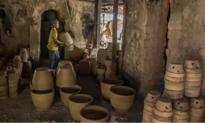 <p>Mengenal Kerajinan Plered Khas Purwakarta</p>