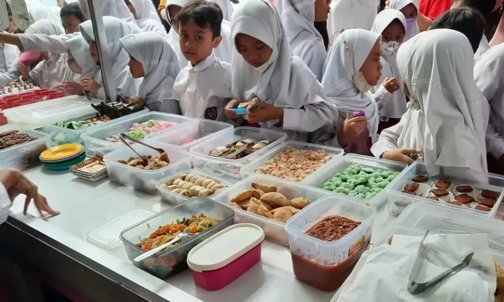 <p>Ecoton Peringatkan Bahaya Mikroplastik Dalam Jajanan Kantin Sekolah</p>