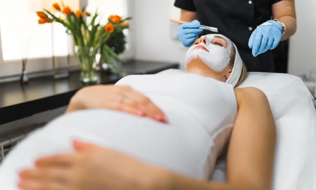 <p id="isPasted">Mengulik Manfaat <em>Skincare</em> Berbahan Alami</p>