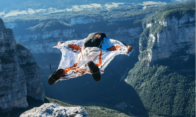 <p>Mengenal Sejumlah Fakta Menarik Olahraga <em>BASE Jump</em></p>