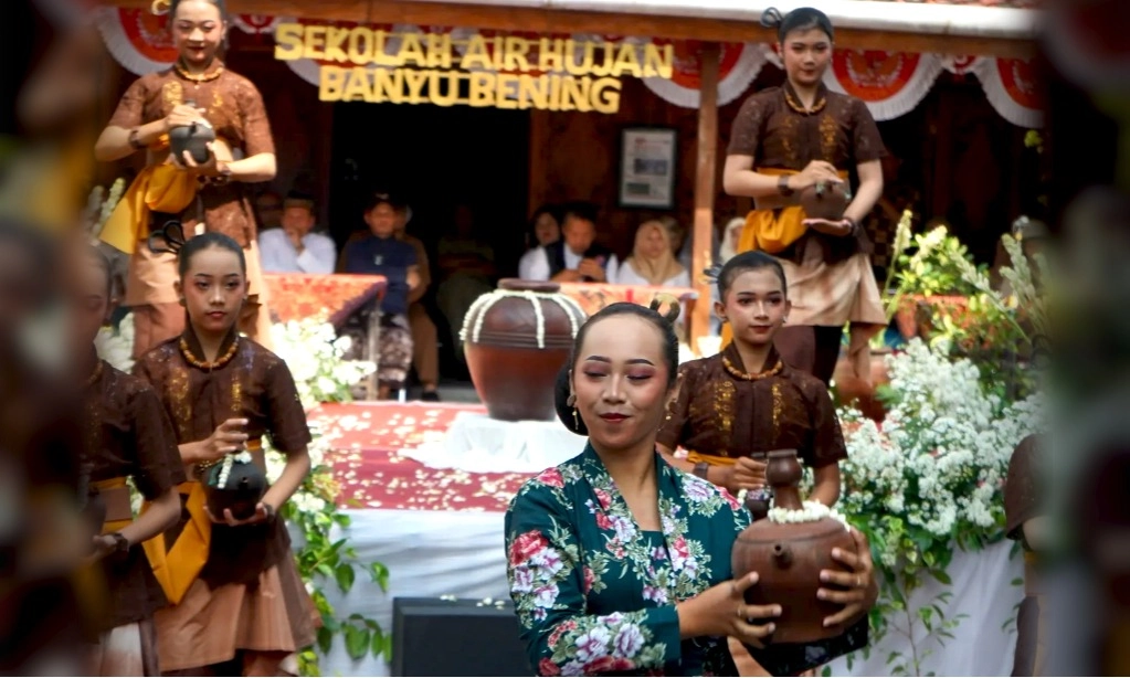 <p dir="ltr" id="isPasted">Memanen Air Hujan, Menebar Manfaat Untuk Sesama</p>