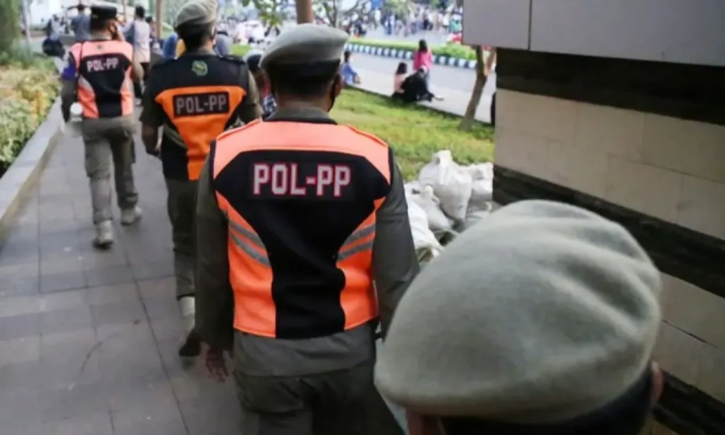 <p>Satpol PP DKI: Merusak Fasum Bisa Didenda Rp5 Juta&ndash;Rp50 Juta</p>