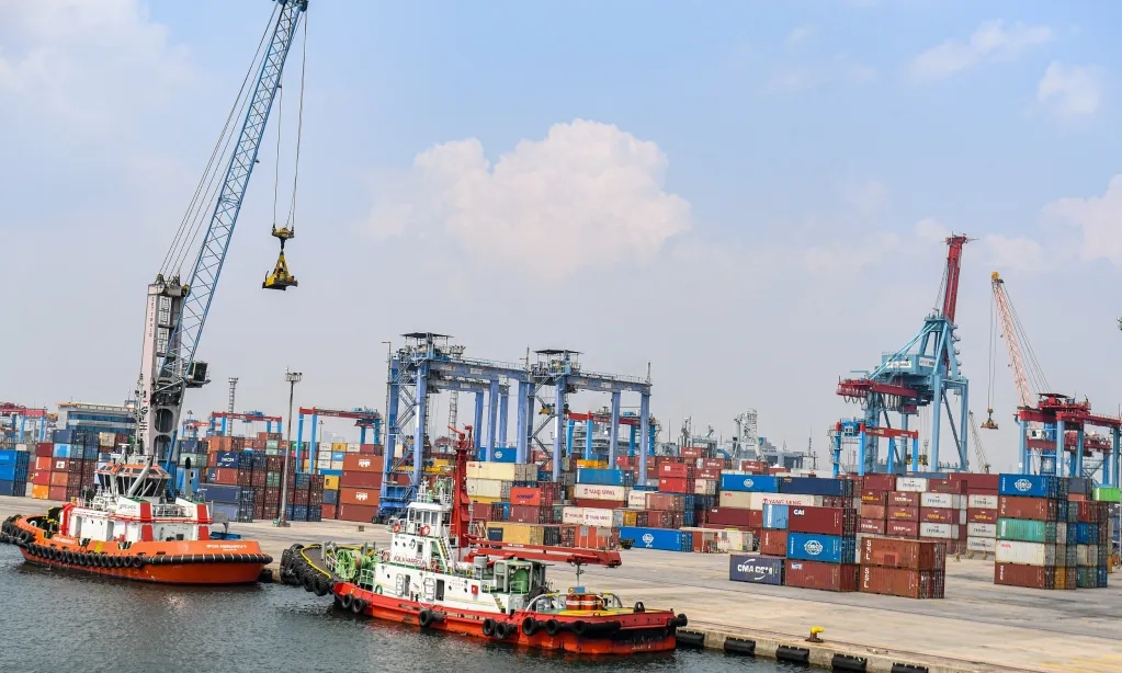 <p id="isPasted">Desember 2024, Surplus Neraca Perdagangan Indonesia Kian Susut</p>