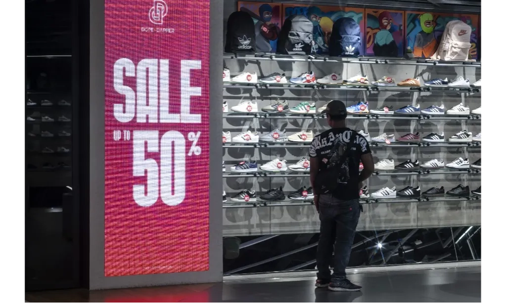 <p dir="ltr" id="isPasted">Asa Industri Ritel Di Tengah Melempemnya Daya Beli</p>