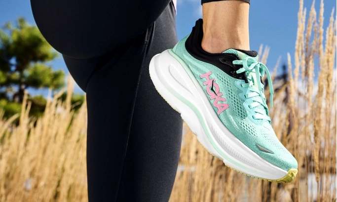 <p>Hoka Hadirkan <em>Upgrade&nbsp;</em>Desain Dan Kenyamanan Lari Dengan Bondi 9&nbsp;</p>