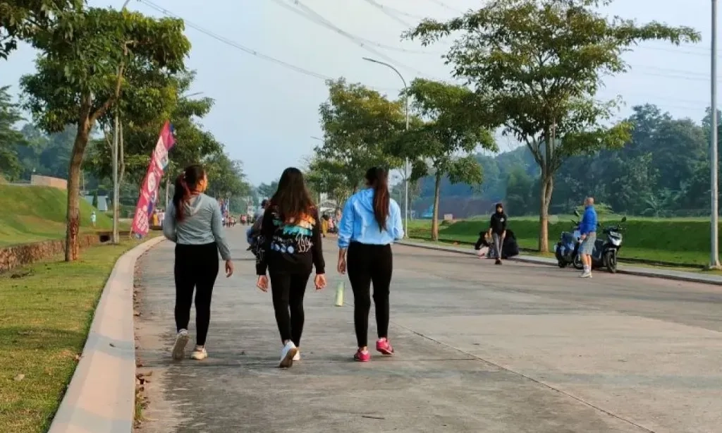 <p>Jalan Kaki Setiap Pagi Baik Untuk Otot Dan Otak</p>