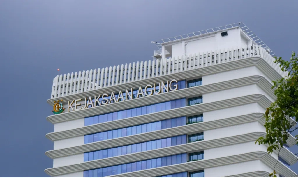 <p>Kejagung Sita Dua Mobil Tersangka Kasus Impor Gula</p>