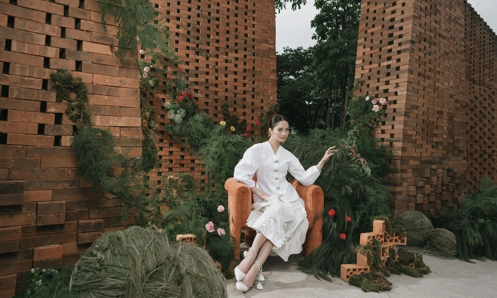 <p>Whimsical Meadow Diprediksi Jadi Tren Pernikahan Di 2025 </p>