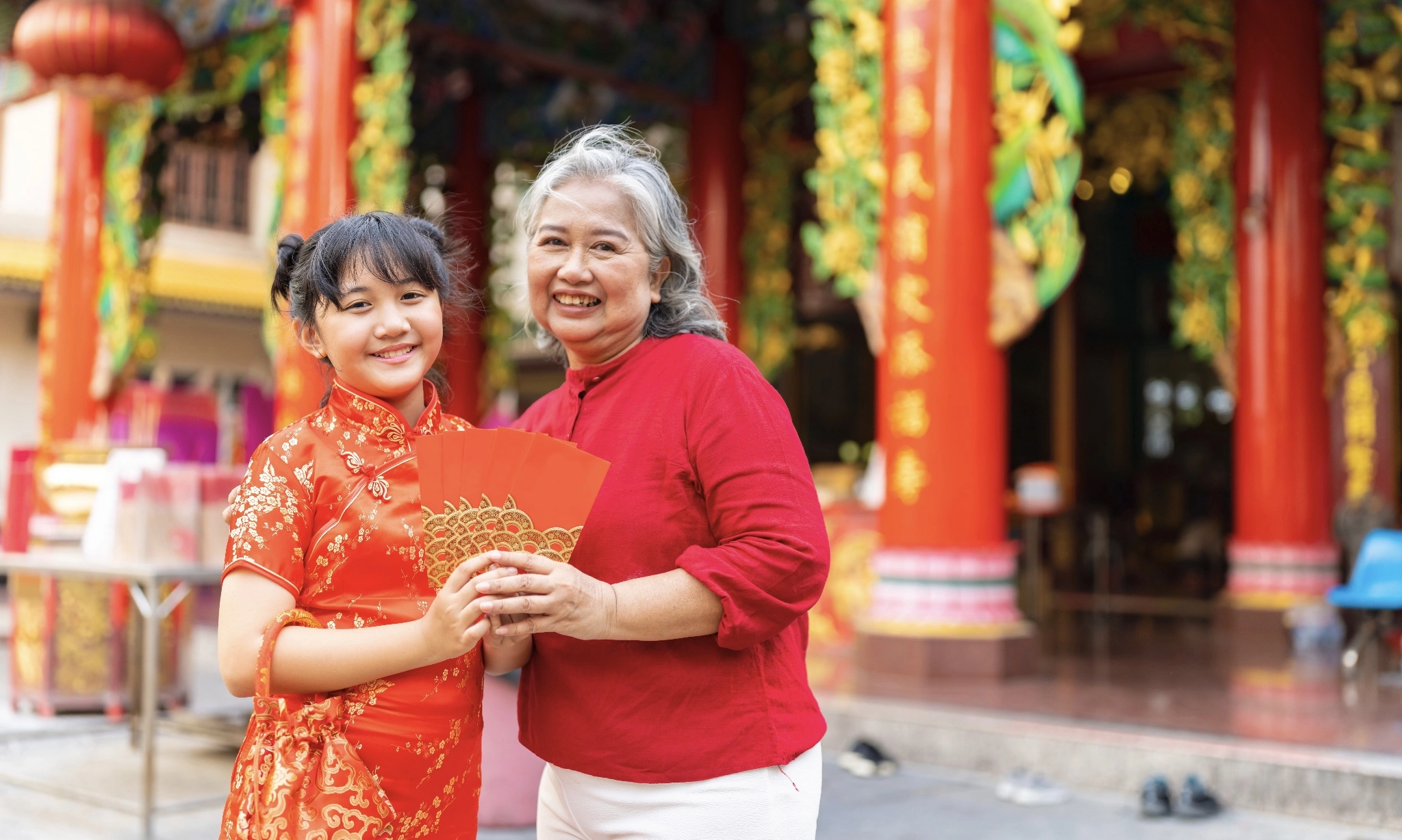 <p>Kisah Di Balik Tradisi Berbagi Angpau Saat Imlek</p>