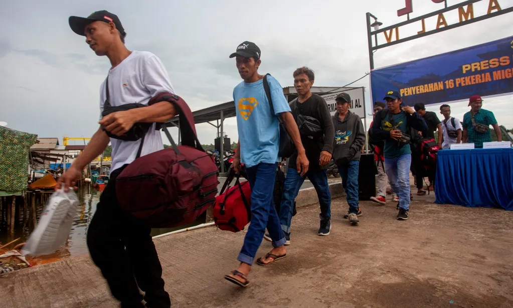 <p>RI Dan Malaysia Dinilai Terapkan Standar Ganda Ke Pekerja Migran Ilegal</p>
