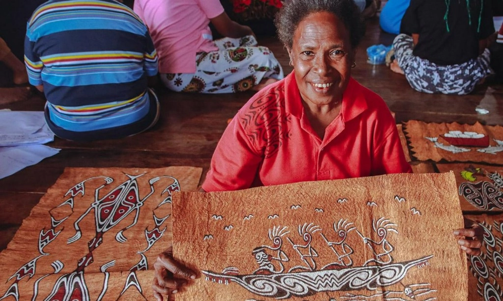 <p>Kampung Asei Besar, Sentra Lukisan Kulit Kayu Di Papua</p>