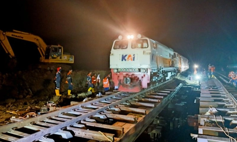 <p id="isPasted">Dua Rel Di Grobogan Pulih, Perjalanan KA Kembali Normal</p>