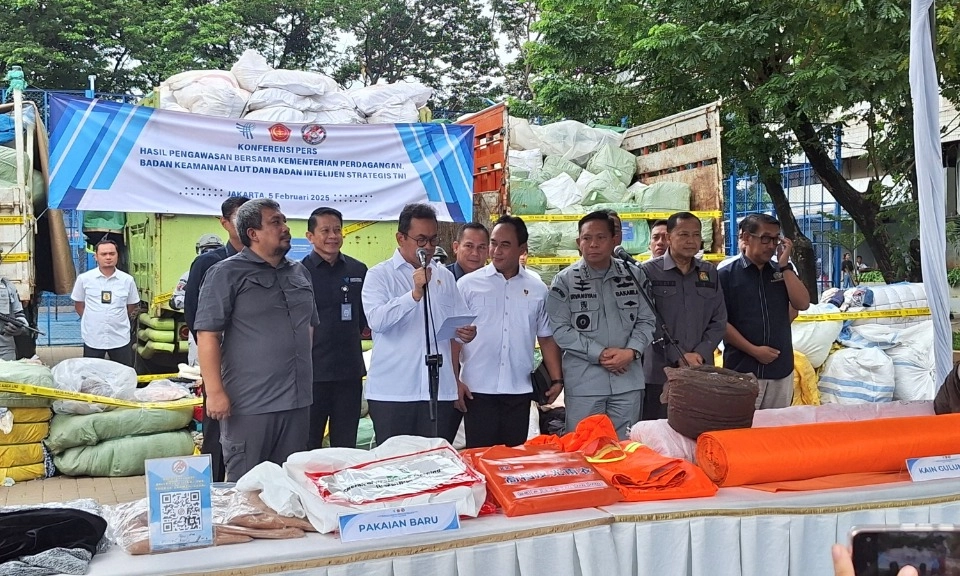 <p id="isPasted">Hampir Kecolongan, Pemerintah Amankan Impor Tekstil Ilegal Senilai Rp8,3 miliar</p>