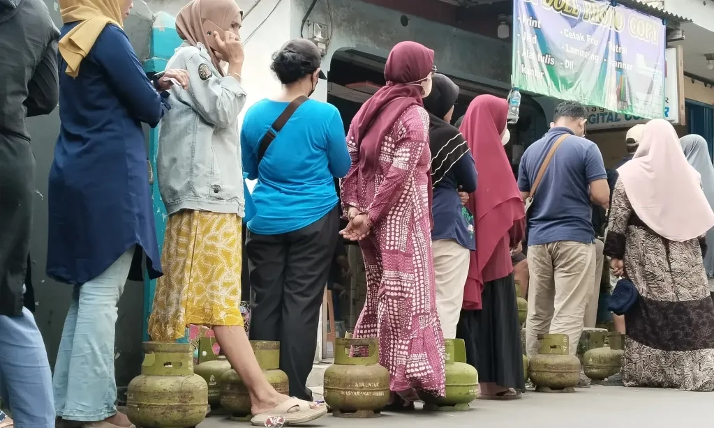 <p id="isPasted">Bahlil Sambangi Pekanbaru Cek Harga Gas Melon</p>