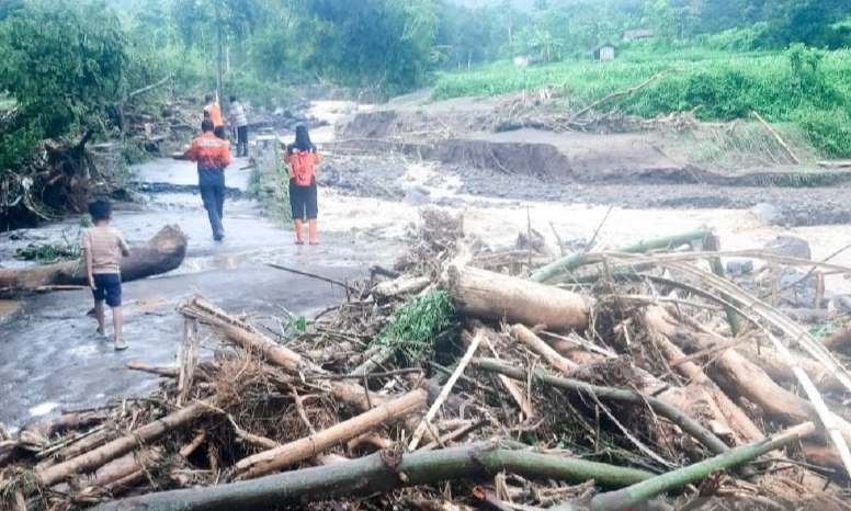 <p>Ratusan KK Terisolir Banjir Bandang di Situbondo</p>