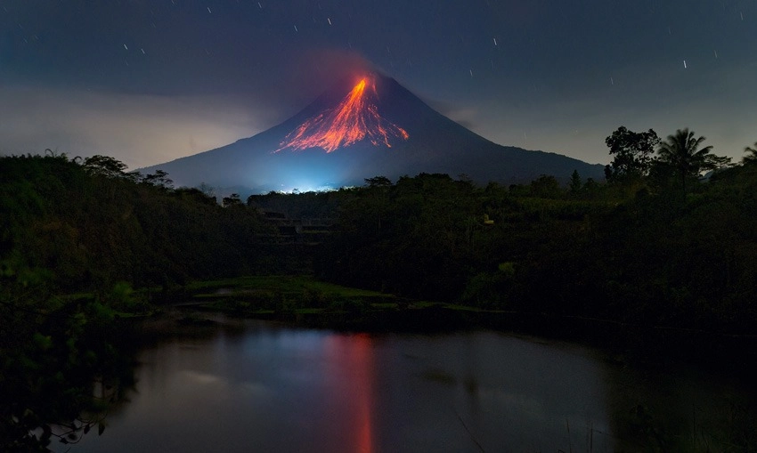 <p>Foto Merapi Sim Jhones Gozali Juara Sony World Photography Awards 2025</p>