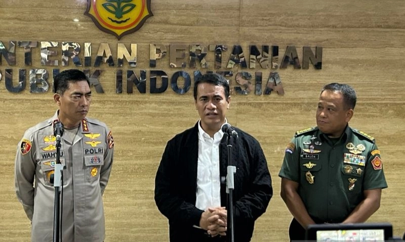 <p>Mentan Minta Bulog Serap 2,1 Juta Ton Beras Dari Penggilingan</p>