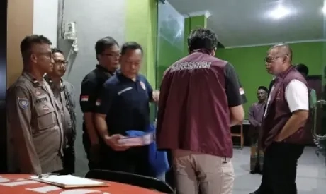 <p>Geledah Kantor Dan Rumah Kades Kohod, Polri Sita Rekening Bank</p>