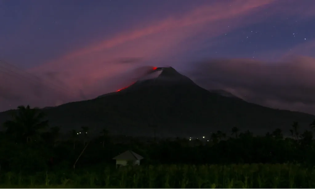 <p>Gunung Lewotobi Laki-laki Kini Berstatus Awas</p>